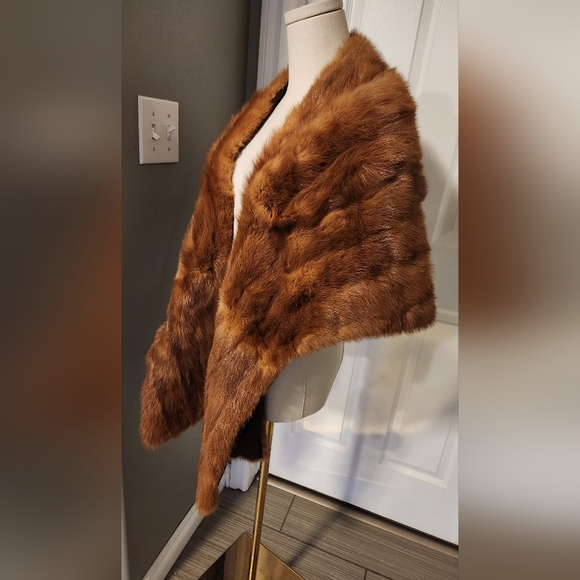 Luxurious Vintage Mink Stole - Picture 9 of 11